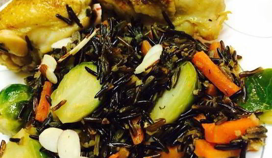 куриные бедра тушенные в плове из дикого риса