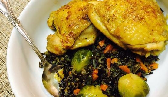 куриные бедра тушенные в плове из дикого риса