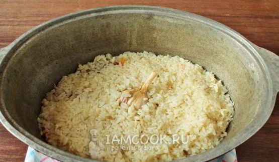 плов с курицей в утятнице на плите