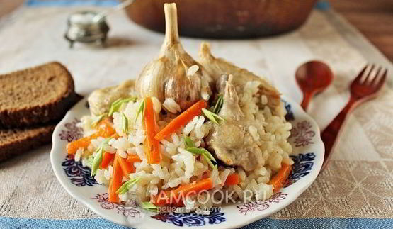 плов с курицей в утятнице на плите