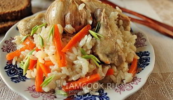 плов с курицей в утятнице на плите