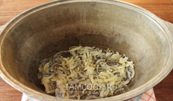 плов с курицей в утятнице на плите