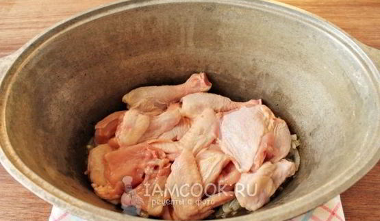 плов с курицей в утятнице на плите