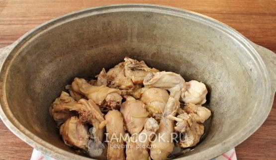 плов с курицей в утятнице на плите