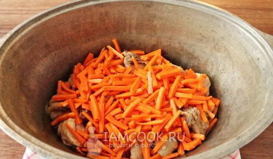 плов с курицей в утятнице на плите