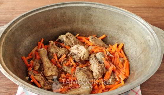 плов с курицей в утятнице на плите