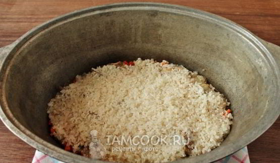 плов с курицей в утятнице на плите