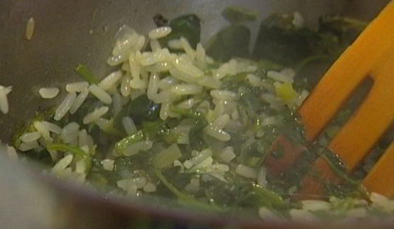 зеленый плов со шпинатом и луком