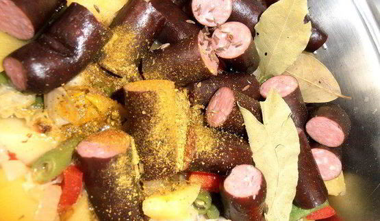 ароматное рагу с колбасками