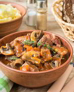 Густое рагу из свинины на красном вине