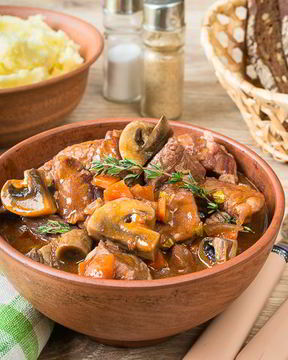 Густое рагу из свинины на красном вине