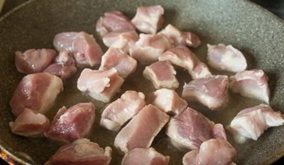 густое рагу из свинины на красном вине