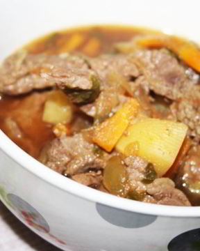 Летнее рагу с говядиной и печеными овощами с ароматом дымка