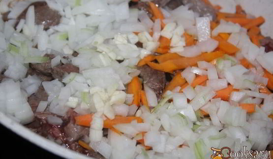 летнее рагу с говядиной и печеными овощами с ароматом дымка