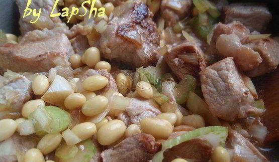 мясное рагу с соевыми бобами и орегано