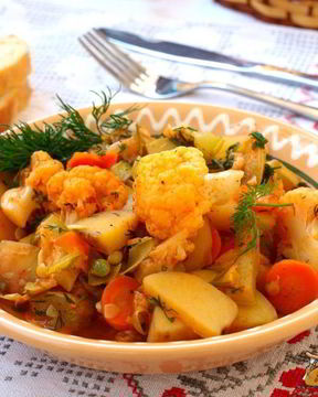 Овощное рагу с цветной капустой и стручковым горошком