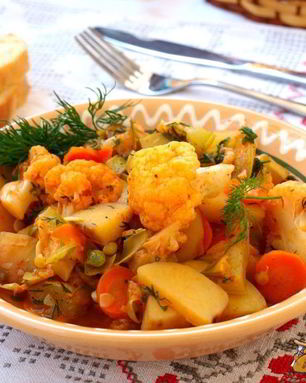 Овощное рагу с цветной капустой и стручковым горошком