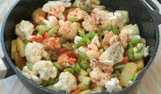 овощное рагу с цветной капустой и стручковым горошком