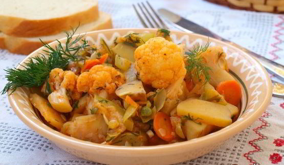овощное рагу с цветной капустой и стручковым горошком