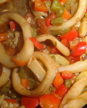 Рагу из красного перца с кальмаром