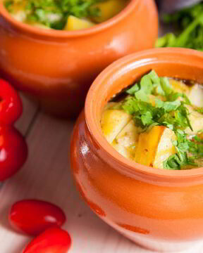 Рагу с курицей и овощами в горшочках