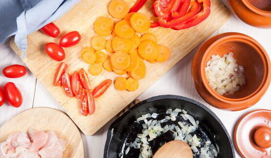 рагу с курицей и овощами в горшочках
