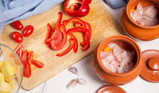 рагу с курицей и овощами в горшочках