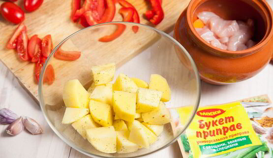 рагу с курицей и овощами в горшочках