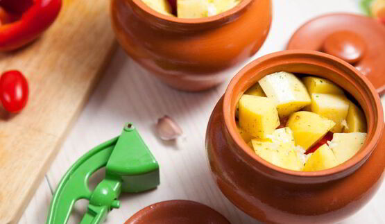 рагу с курицей и овощами в горшочках