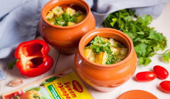 рагу с курицей и овощами в горшочках