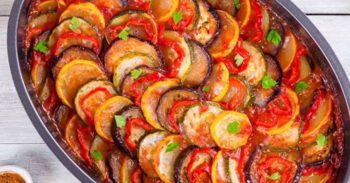 Куриный рататуй. Кабачки баклажаны курица. Рататуй запеченный в духовке. Ресторанная подача рататуя. Рататуй с курицей.