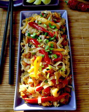 Рисовая лапша с креветками и овощами