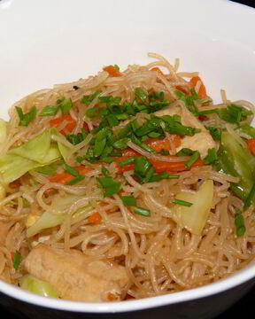 Рисовая лапша с курицей и овощами