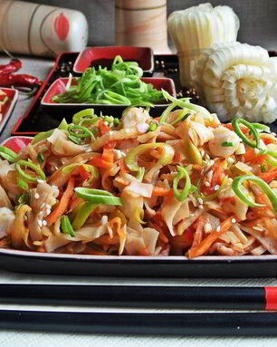 Рисовая лапша с овощами и крабом