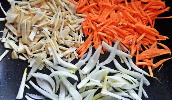 рисовая лапша с овощами и крабом