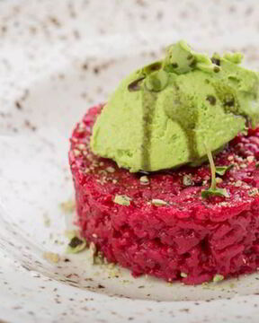 Розовый ризотто с горошком