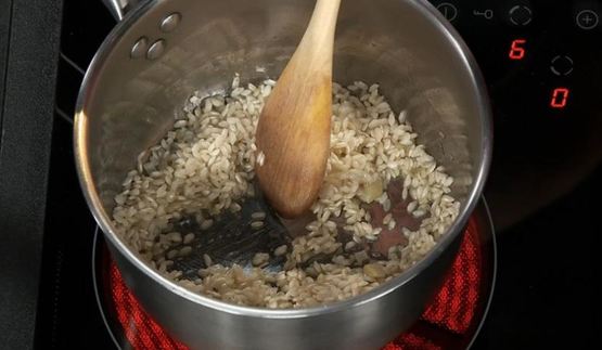 сибас на свекольном ризотто со сливочно-сырным соусом