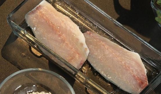 сибас на свекольном ризотто со сливочно-сырным соусом