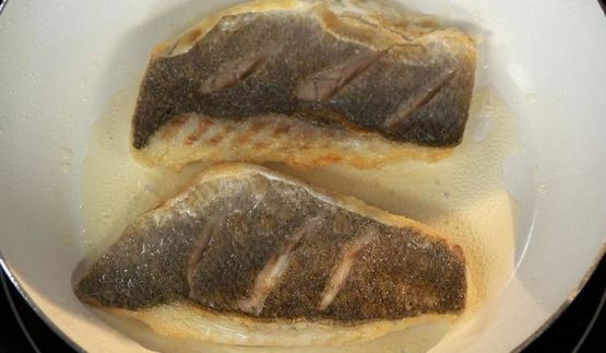 сибас на свекольном ризотто со сливочно-сырным соусом