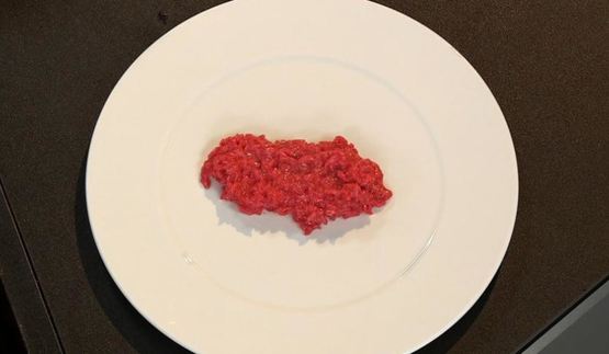 сибас на свекольном ризотто со сливочно-сырным соусом