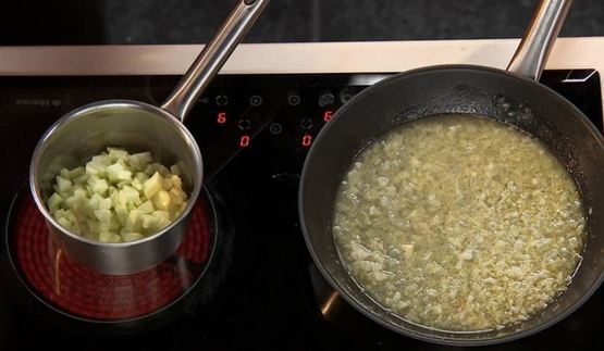 свиная отбивная с ризотто и яблочным чатни