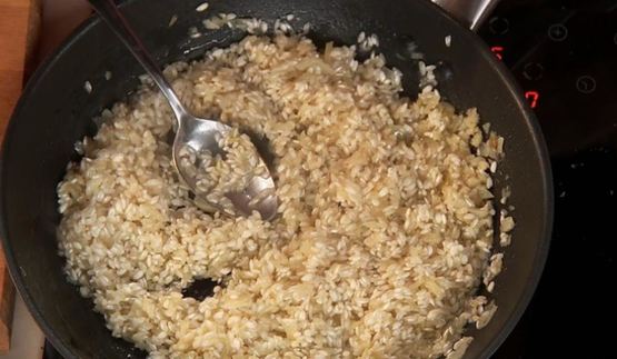 свиная отбивная с ризотто и яблочным чатни