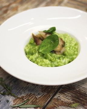 Зеленое ризотто со скумбрией