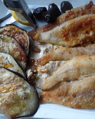 Барабулька хрустящая на подушке из хумуса