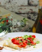 Белая рыба в сливочно-горчичном соусе с печеными томатами