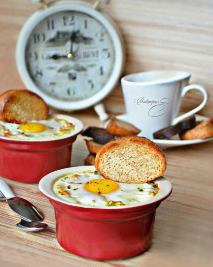 Рецепт горбуши горячего копчения в соусе с яйцом-кокот