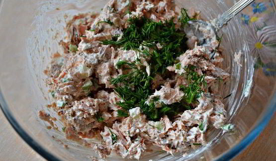 горбуша горячего копчения в соусе с яйцом-кокот