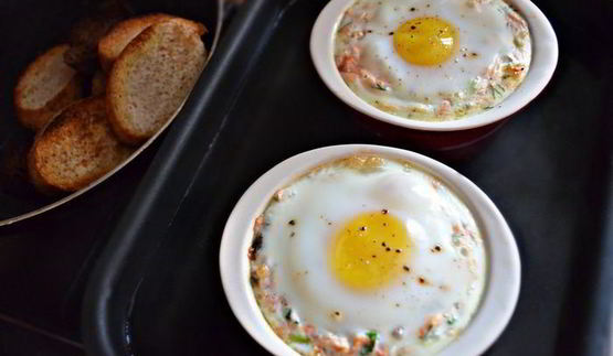 горбуша горячего копчения в соусе с яйцом-кокот