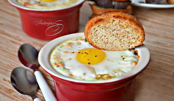 горбуша горячего копчения в соусе с яйцом-кокот