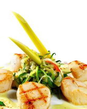 Гребешки на гриле с салатом из корня сельдерея